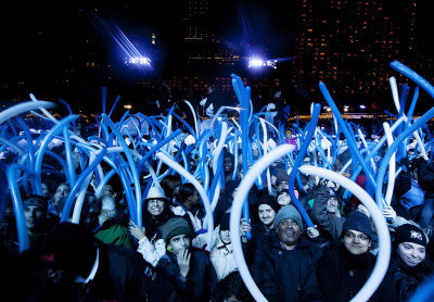 告别2012、迎接2013，数万民众跨年夜聚集在多伦多市菲腊广场挥舞气球棒，兴高采烈地观看在暗夜中绽放的烟火。 (加通社)</p> <p>