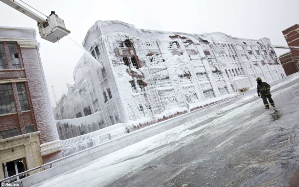 美国东北部遇极寒天气 芝加哥一家仓库惨变冰屋(高清组图)