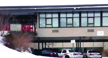 加拿大多伦多市中学校园开枪抢手机 4匪枪指2女生头(组图)