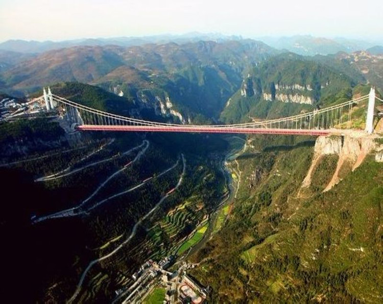 实拍世界第一跨峡谷悬索桥：长1176米高350余米无桥墩(图)