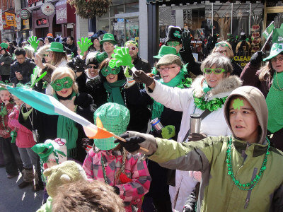 聖派翠克節遊行隊伍所經之地，民眾戴上酢漿草造型的眼鏡、大力揮舞旗幟。（記者葛健生／攝影）  