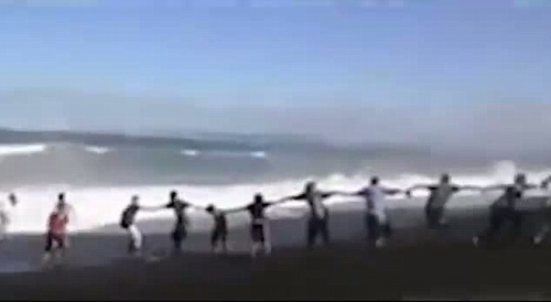 12人组成“人链”挽救落水男孩。