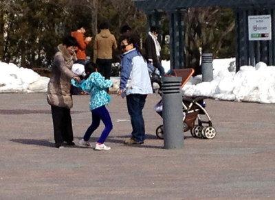 10日温度达到摄氏10度，有市民全家在外散步。 (记者费诗明/摄影)</p></p> <p><p>