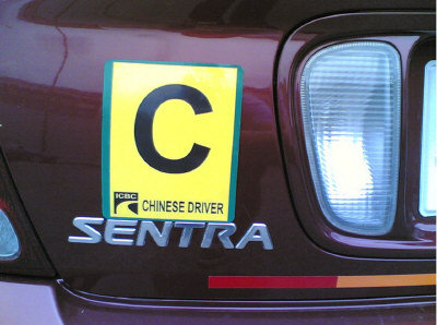 有驾驶人在车后挂上含ICBC标志的「C」贴纸，揶揄、歧视华人的用意明显。 (网路图片)</p> <p>