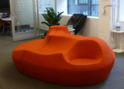 谷歌办公区随处可见供人瘫成一团的沙发。 (记者邱冠铭/摄影)</p> <p>