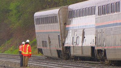 Amtrak火车7日早晨在华州埃弗里特地区遇上严重土石流，导致数节车厢脱轨。 (取材自KOMO 4 TV)