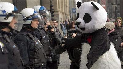 满地可街头示威活动的明星熊猫面具，5日晚上遭警方没收。 (CBC)</p></p></p></p> <p><p><p><p>