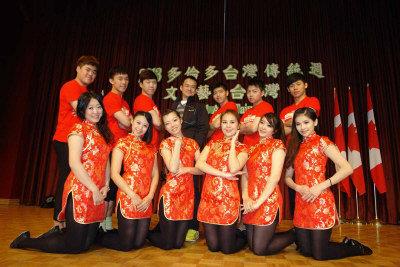 台北市立体育学院文化艺术队12名团员及艺术总监刘述懿。 (记者费诗明/摄影)</p></p></p> <p><p><p>