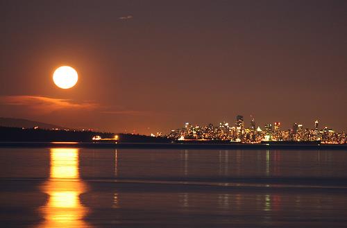 Supermoon rising over Vancouver March 19, 2011