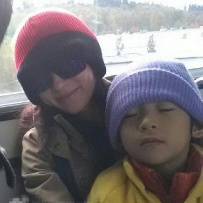 张柏芝带儿子加拿大过暑假抱Lucas坐地铁（图）