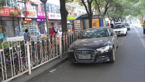 北京现“最牛”违章停车 前后车牌均被上锁