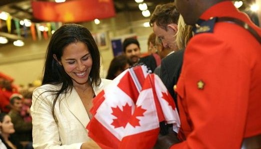 根据加拿大的新移民政策,跟加拿大籍的人结婚，就会取得加拿大国籍并且移民吗？
