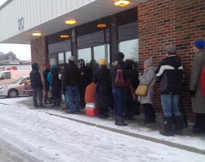 图为日前在食物礼品卡发放中心门前，民众在排队等候。 (本报资料照片)</p></p> <p><p>