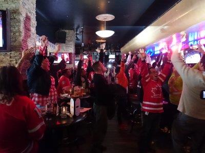 加拿大队以1比0战胜美国队，成功晋级男子冰球决赛，酒吧里观看比赛的观众欢呼雀跃，庆祝加拿大队的胜利。(记者倪怡婧/摄影)</p></p></p></p> <p><p><p><p>