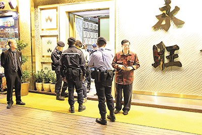 香港传媒人接连遭袭 警方开始全港大反黑行动(图)_图1-1