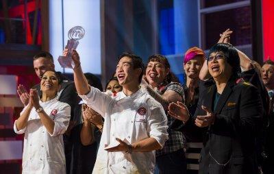 艾力克.张(左二)28日夺取首届加拿大厨艺大师赛桂冠后高举奖座欢庆胜利。右为此届厨艺大师赛评委之一的名厨梁经伦。(加通社)</p></p> <p><p>