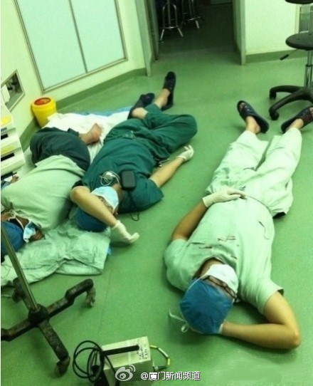 福建三医生连续手术32个小时 术后累趴地上