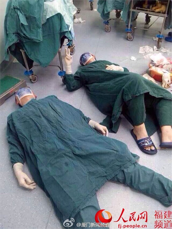 福建三医生连续手术32个小时 术后累趴地上