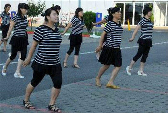 华人大姐在罗马尼亚跳起广场舞 当地人欣然加入