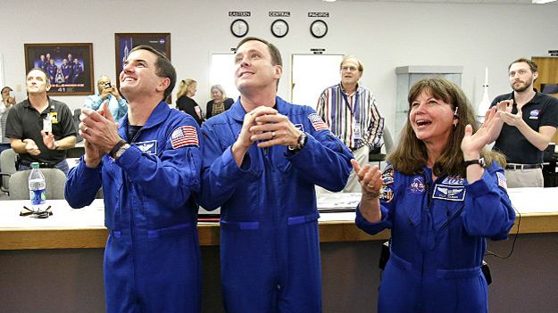 猎户座太空舱发射后NASA人员雀跃