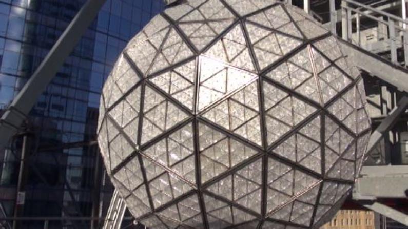倒计时！时报广场水晶球安装完成 跨年夜中国元素将亮相_图1-1