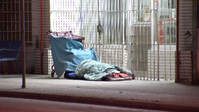 一名無家可歸者13日清晨露宿於多倫多街頭。（CTV）  