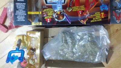 被發現藏在玩具盒內的大麻。（圖：皮爾郡警隊提供）  