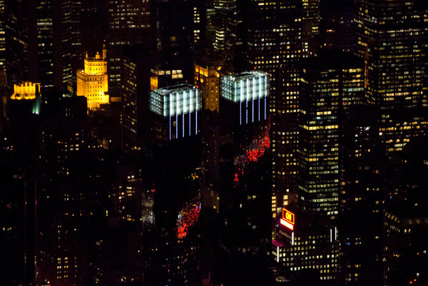 时代华纳中心的建设引领了一系列俯瞰中央公园的豪华住宅楼的开发。其两座灯火通明的高层公寓楼成为了关注焦点。