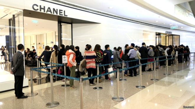 香奈儿本周在华减价 中国顾客倾囊抢购 | 新闻