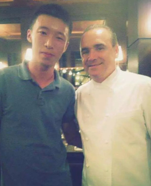劉奇量(左)曾在上海外灘Jean Georges餐廳工作，圖為他和Jean Georges本人合影。（圖：劉奇量提供）  