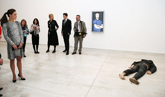凯特王妃参观艺术馆被“死人”雕塑吓一跳（图）