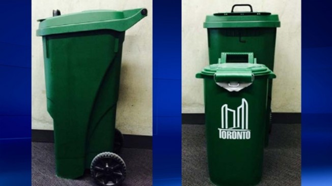 左圖為市府工務局建議採用的新式防浣熊綠桶。右圖為容量大一倍多的新式綠桶（後）與現行綠桶的比較。（CTV）  