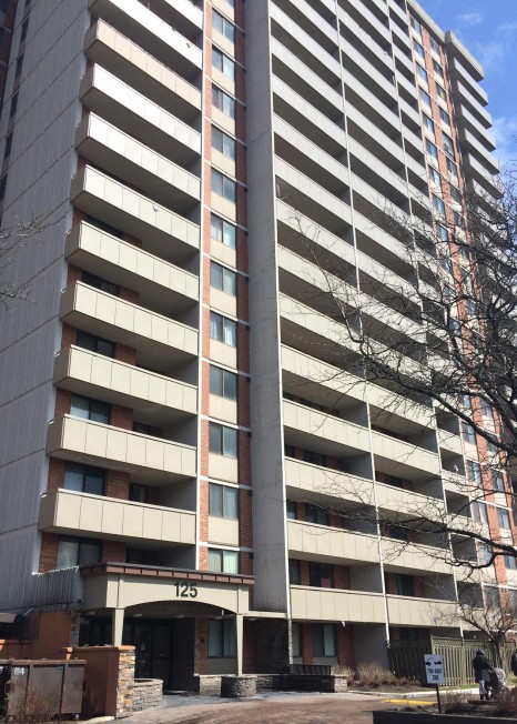 士嘉堡华裔聚居的公寓遭搜查。 （本报记者／摄影）