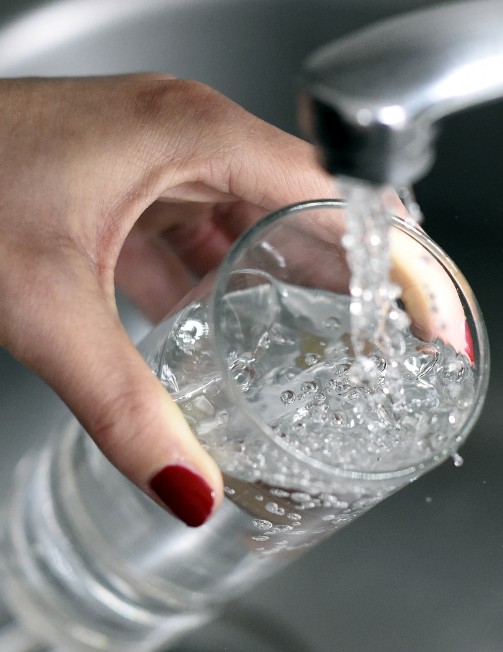 每天该喝多少水?男性13杯女性9杯 | 新闻