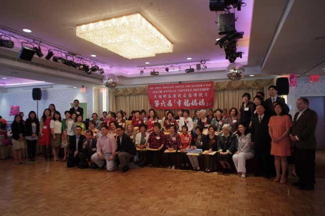 华商会成员以及法拉盛地区的民意代表为52名「幸福妈妈」庆祝母亲节。 (记者李雪/摄影)