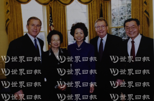 小布希与赵锡成夫妇（右一、左二）及麦康诺、赵小兰夫妇（右二、右三）。
