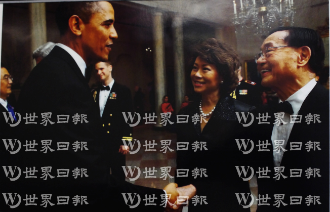 欧巴马在白宫欢迎来访的中国国家主席胡锦涛（左一），赵锡成、赵小兰（右一、二）出席欢迎会。