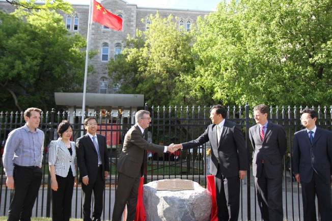 中國駐加大使館開放日，羅照輝(右三)等加中官員出席。(圖：主辦單位提供)