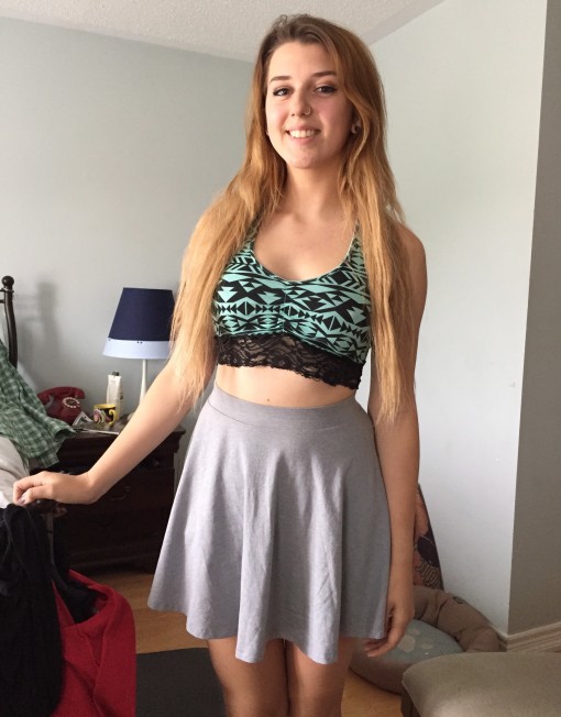 多伦多西部怡陶碧谷艺术学校的高中女生赫克特，就是穿着这身露脐装上学，惹出一场风波。 （加通社）