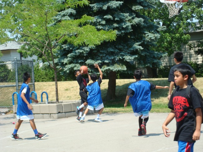 安省小學教師周一起按章工作。圖為本地小學生在校園內打球。(本報資料照片)