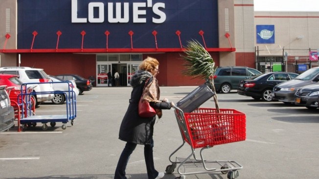 Lowe's宣布接受Target13個據點，最快下月底完成交易。CBC