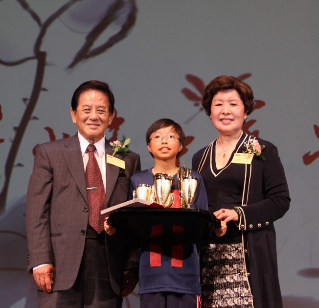陈汉忠(左)和郭儒祯(右)向获「翰真杯」中华文化大奖的文思敬颁奖。 (图：主办单位提供)