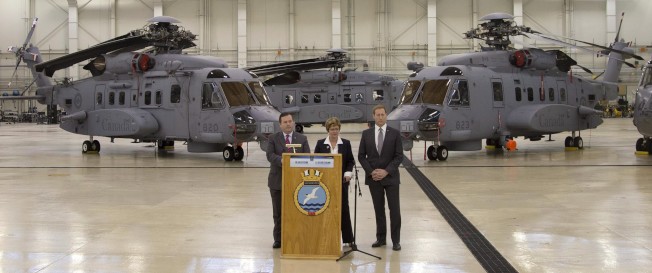 國防部長康尼(左)、聯邦工務部長范茵麗(中)、法務部長馬逵(右)昨天在諾瓦斯高沙省的薛瓦特軍事基地宣布，加拿大開始接收CH-148直升機。(加通社)