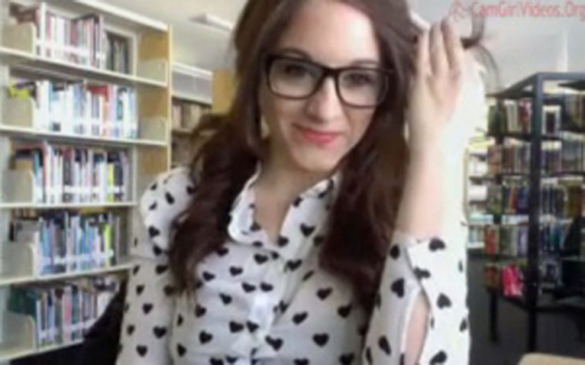 摩拉在溫莎圖書館內進行網上實時情色表演時搔首弄姿。（CBC）