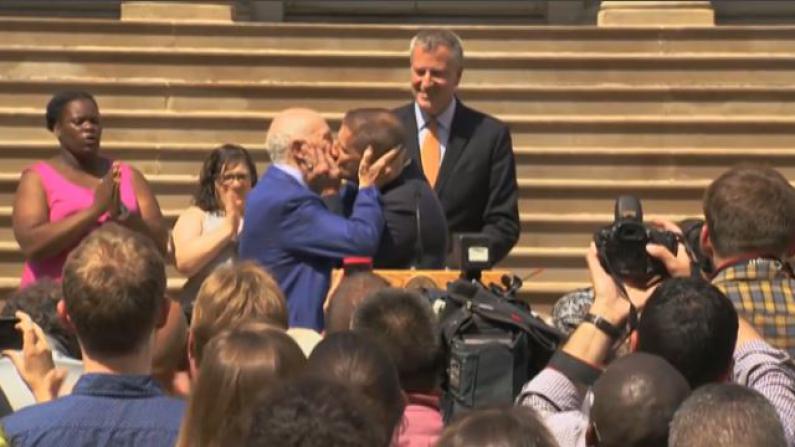 纽约市长白思豪庆全美同性婚姻合法 市政厅前为新人证婚_图1-1