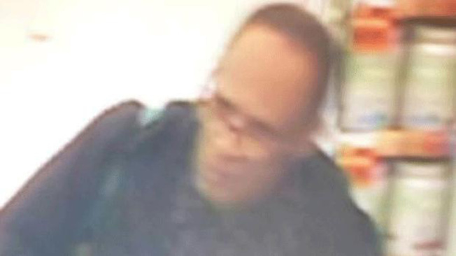 该男子日前在北约克一超市内盗窃并持刀威胁保安人员，警方呼吁民众提供线索。 （图：多伦多警方）