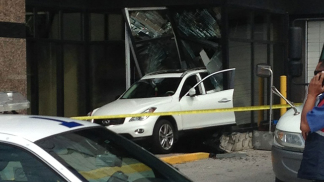 一輛汽車昨天倒入士嘉堡區一家蒂姆赫頓氏咖啡館，造成四人受傷。（圖：CP 24提供）