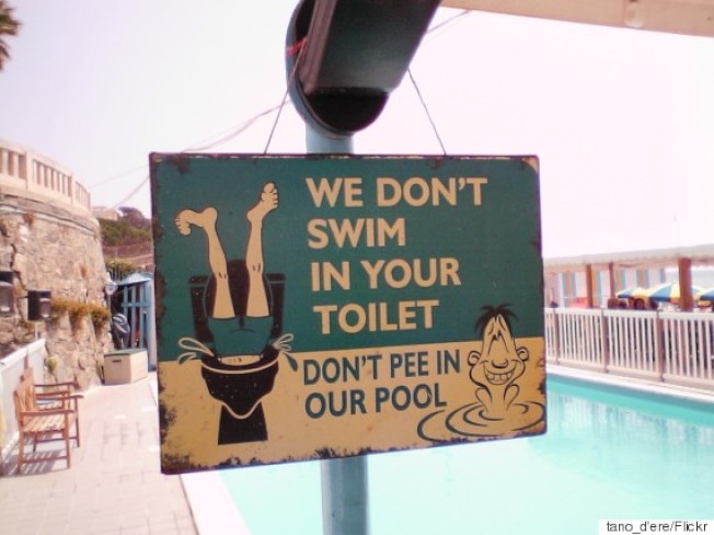 加拿大游客竟然有高达58%曾在泳池小便，难怪泳池要挂勿在此小便的牌子。 （取自flickr）