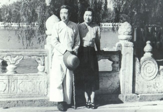 20世纪50年代初，徐悲鸿与廖静文在北海公园合影。 （取材自京华时报）