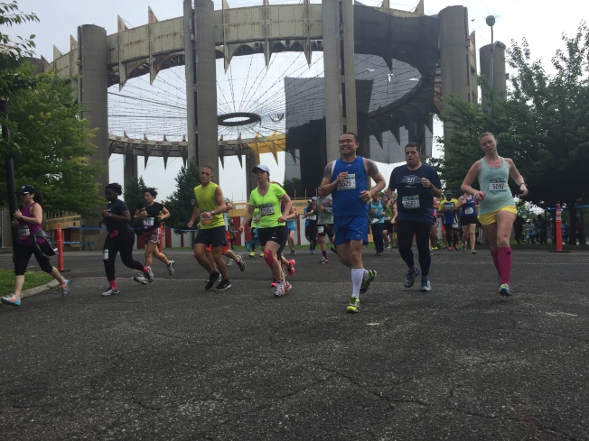皇后区十公里比赛是纽约路跑者(NYRR)俱乐部举办的五大区系列赛传统项目之一。 (记者李雪/摄影)